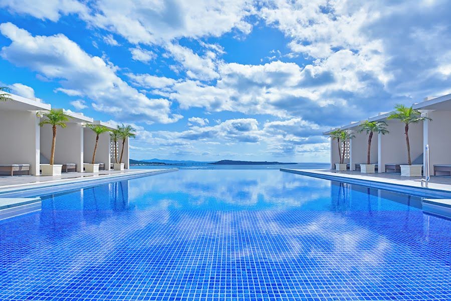 7 Luxury Hotels in Okinawa for a Lavish Tripのアイキャッチ