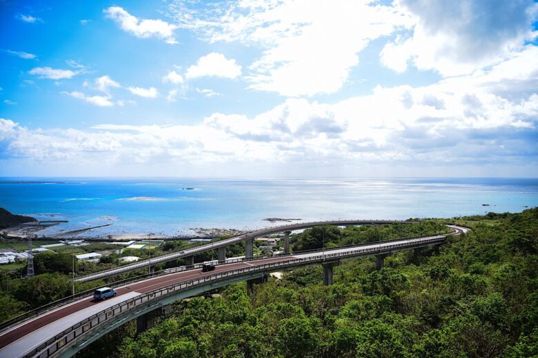 思わず息を飲むほど神々しい沖縄の絶景！南城市の「ニライカナイ橋」から神の島・久高島を望むのアイキャッチ